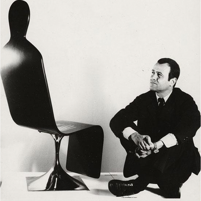 Portrait de Roger Tallon avec sa chaise Zombie
