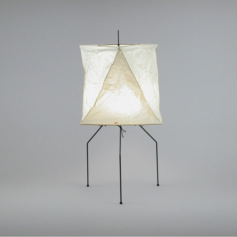 Lampe à poser Akari UF2-Y en papier washi, design Isamu Noguchi