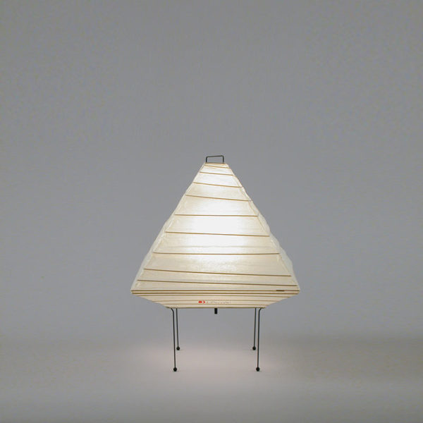 Lampe à poser Akari 5X en papier washi, design Isamu Noguchi