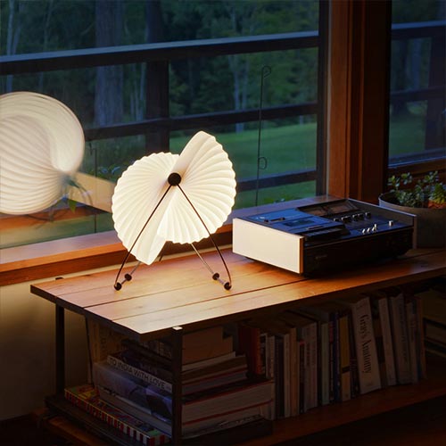 Lampe Eclipse luminaire design posée sur un meuble