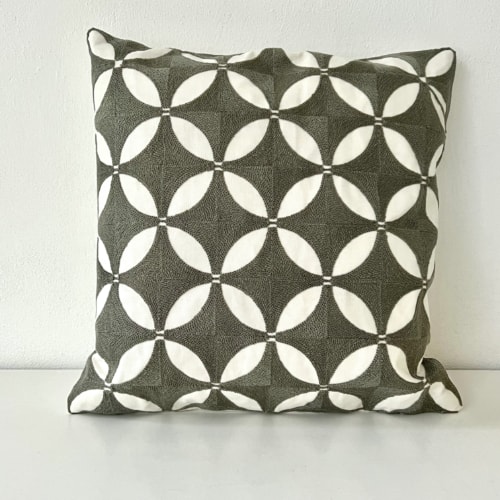 Coussin Pénélope carré, brodé motif géométrique gris, Sentou Edition