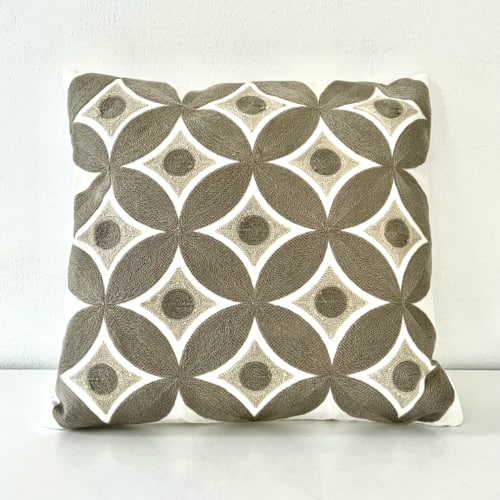 Coussin Pénélope carré, brodé motif géométrique gris et beige, Sentou Edition