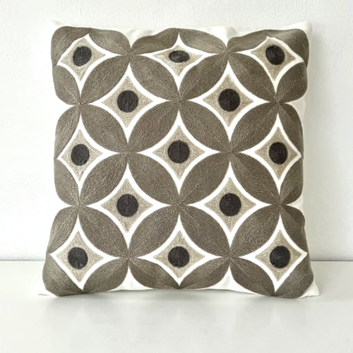 Coussin Pénélope carré, brodé motif géométrique gris et noir, Sentou Edition