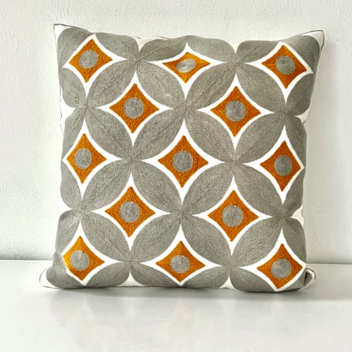 Coussin Pénélope carré, brodé motif géométrique gris et orange, Sentou Edition