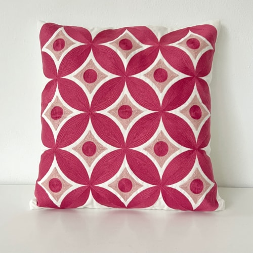 Coussin Pénélope carré, brodé motif géométrique rose, Sentou Edition