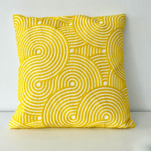 Coussin Pénélope carré, brodé motif géométrique jaune, Sentou Edition