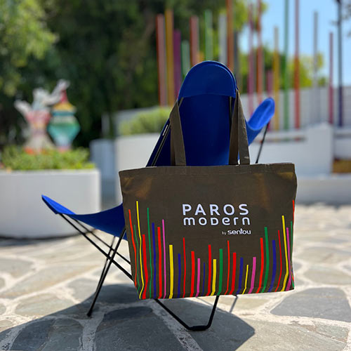 Cabas en coton multicolore Paros Modern by Sentou posé sur une chaise